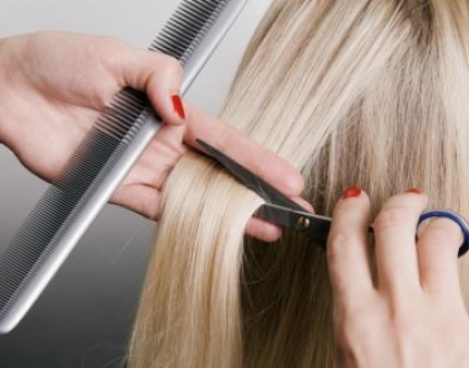 Скидка 75% на стрижку горячими ножницами, уход L'Oreal и укладку в салоне в центре столицы!
