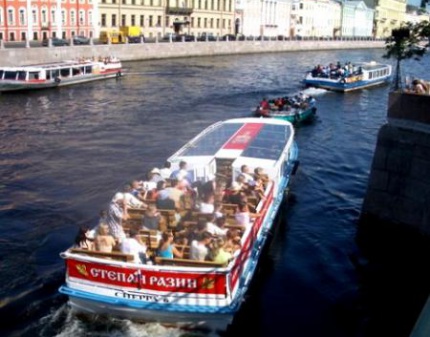 Прогулка на катере по рекам и каналам Санкт-Петербурга со скидкой 70%! Наслаждайтесь!