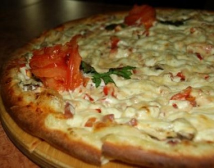 Скидка 50% на любую пиццу  в кафе Come in bar в любой день или скидка 50% на всё меню в будние дни!