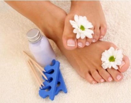 Скидка 73% на молочный SPA педикюр и покрытие ногтей Shellac FRENCH! Ножки - блеск!