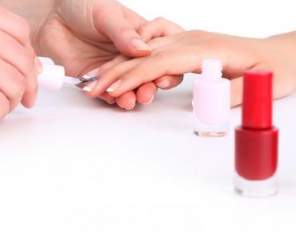 Скидка 73% на покрытие гель-лаком ногтей на руках или ногах на выбор от студии красоты Бона деа!