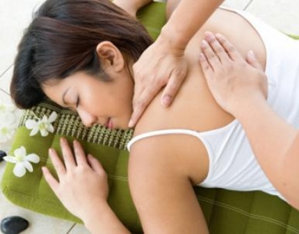 Скидка 76% на  расслабляющий точечный массаж всего тела и головы в центре развития и оздоровления!