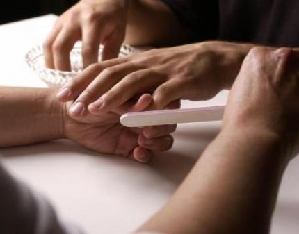 Скидка 60% на мужской маникюр, полировку, запечатывание ногтей маслом и массаж рук!